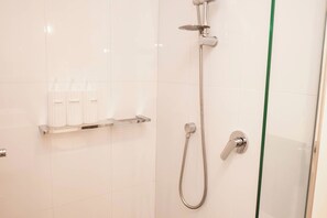 Douche, sèche-cheveux, serviettes fournies, savon