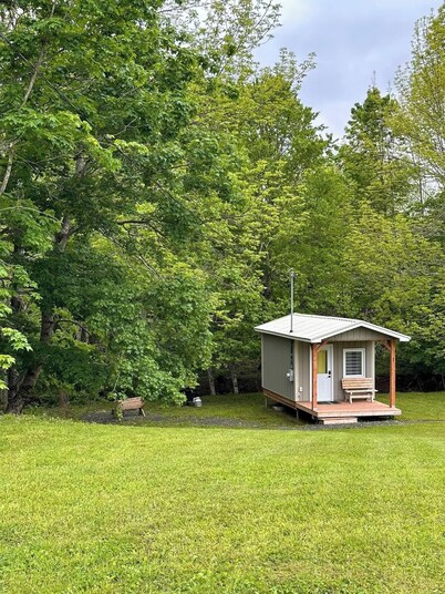 Romantic Tiny Cottage w/ Hot Tub & Fire Pit – Sunrise Cottage #1