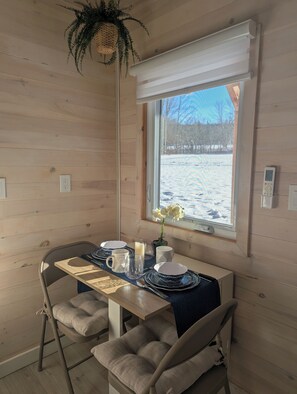 Dining - Sunrise Cottage: 1-bedroom cabin with hot tub in Balmoral Mills (Balmoral Mills)