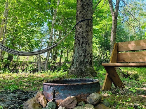 Romantic Tiny Cottage w/ Hot Tub & Fire Pit – Sunrise Cottage #1