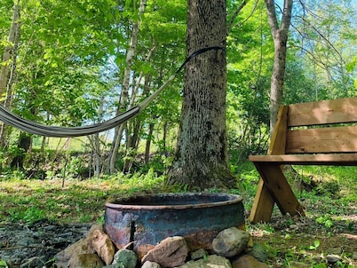 Romantic Tiny Cottage w/ Hot Tub & Fire Pit – Sunrise Cottage #1
