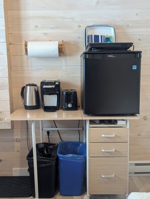 Interior - Sunrise Cottage: 1-bedroom cabin with hot tub in Balmoral Mills (Balmoral Mills)