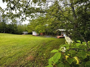 Property grounds - Sunrise Cottage: 1-bedroom cabin with hot tub in Balmoral Mills (Balmoral Mills)