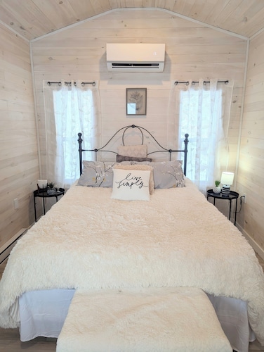 Sunrise Cottage #1: 1-bedroom cabin with hot tub in Balmoral Mills