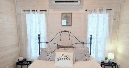 Sunrise Cottage #1: 1-bedroom cabin with hot tub in Balmoral Mills