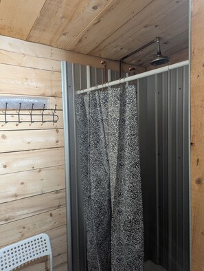 Douche, savon, papier toilette