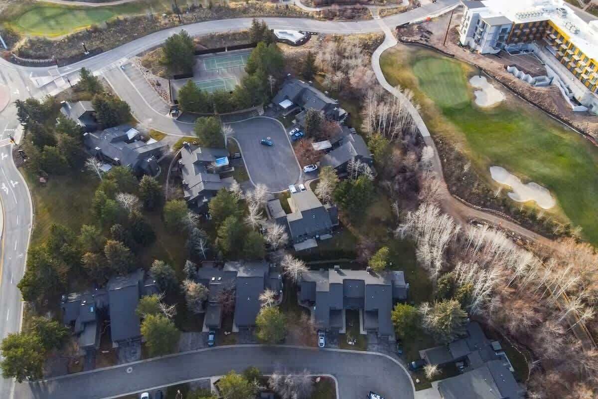 Eine Vogelperspektive eines Wohngebiets mit Häusern, Straßen und einem Golfplatz.