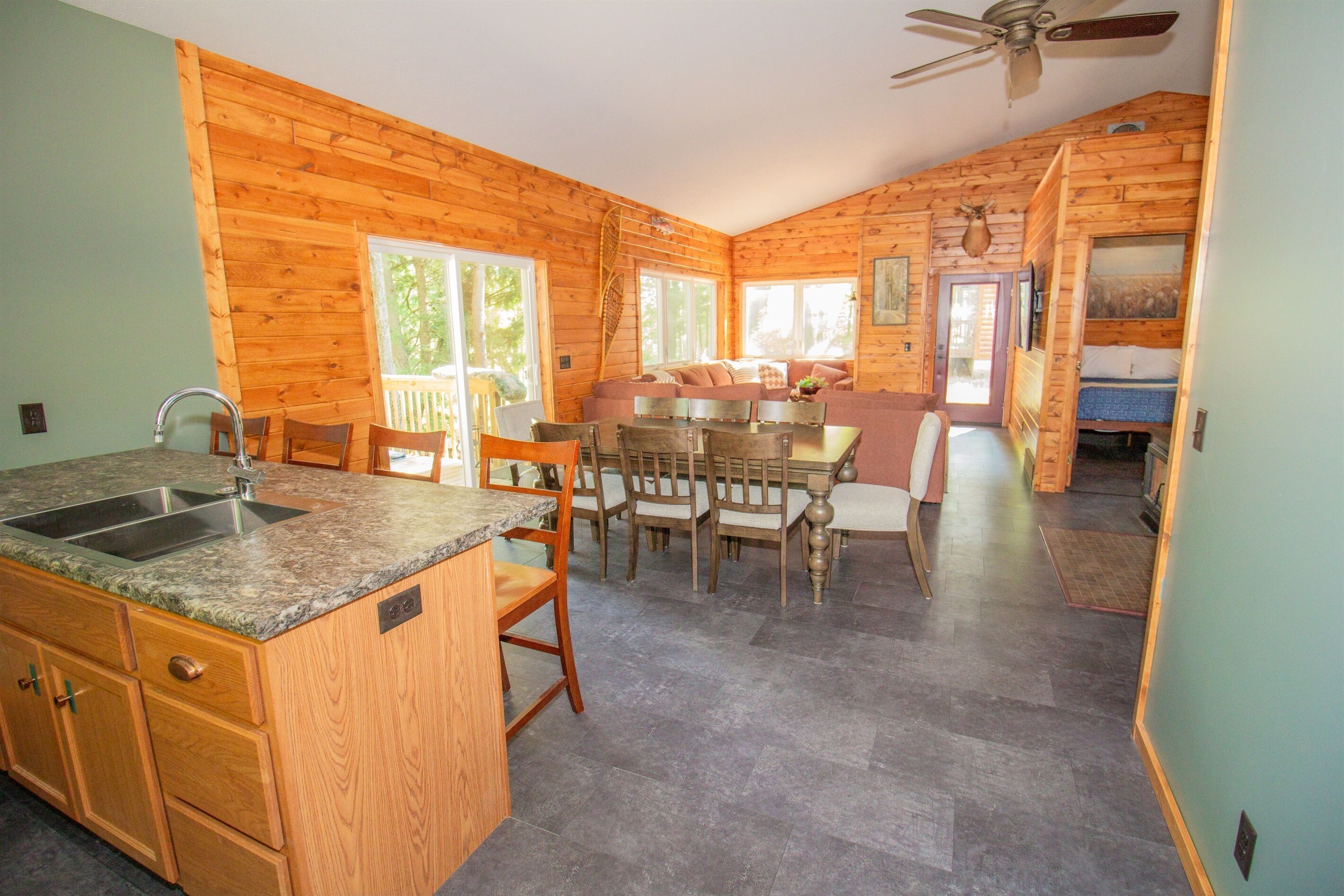 L’intérieur d’une cabane comprend une cuisine, un coin repas et une chambre à coucher située en mezzanine.