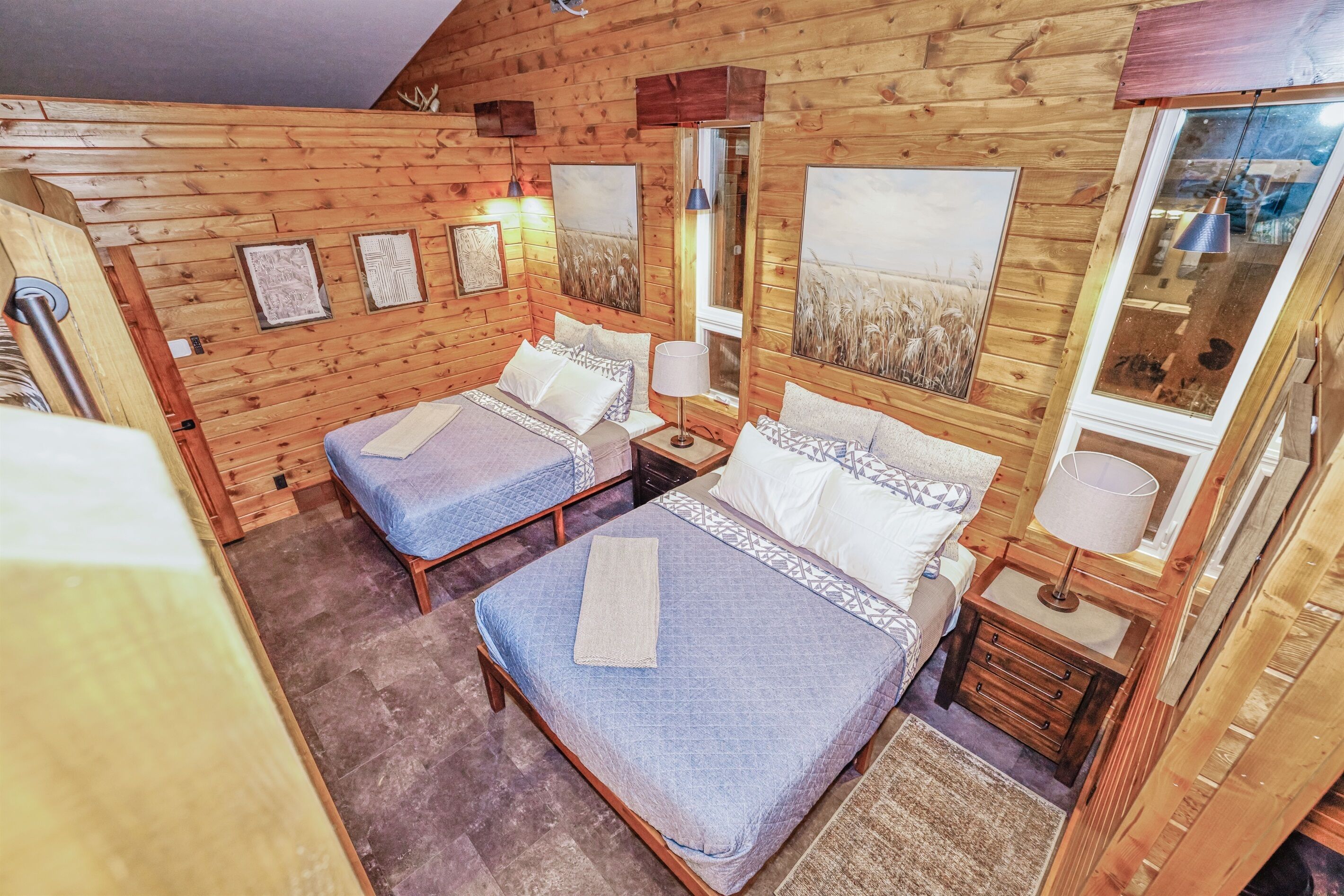 Tabla de planchar con plancha, wifi gratis y ropa de cama 