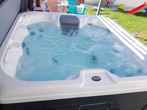 Outdoor spa tub - Villa Raie Vive Jacuzzi, Beach access 200 m walk ! (Bretignolles-sur-Mer)