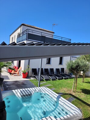 Outdoor spa tub - Villa Raie Vive Jacuzzi, Beach access 200 m walk ! (Bretignolles-sur-Mer)
