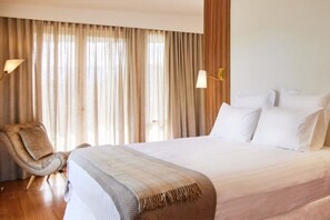 5 bedrooms, iron/ironing board, WiFi, bed sheets - A luxury NSW South Coast Country Mid-Century Escape & Retreat. (Jaspers Brush)