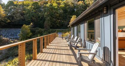 Blackberry Hill: Views, Hot Tub, Pool Table, Big Dog Friendly!