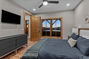 4 bedrooms, free WiFi, bed sheets - Clouds in My Coffee at Eagles Nest- walk to Village amenities, view, hot tub, golden tee arcade (Banner Elk)