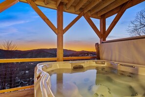 Outdoor spa tub - Clouds in My Coffee at Eagles Nest- walk to Village amenities, view, hot tub, golden tee arcade (Banner Elk)