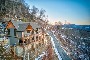 Exterior - Clouds in My Coffee at Eagles Nest- walk to Village amenities, view, hot tub, golden tee arcade (Banner Elk)