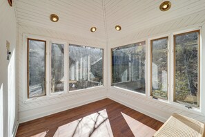 Interior - 1/4 Mi to Golf & Skiing! Sugar Mountain Getaway (Sugar Mountain)