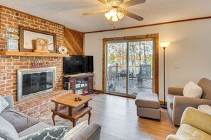 TV, fireplace, books - Private Lakefront Home w/ Views & Dock in Hartwell (Hartwell)