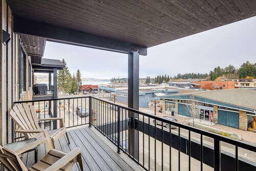 Walkable Condo in Dtwn McCall! Lake View + Balcony