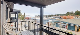 Walkable Condo in Dtwn McCall! Lake View + Balcony