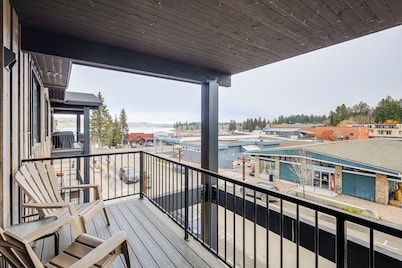 Walkable Condo in Dtwn McCall! Lake View + Balcony