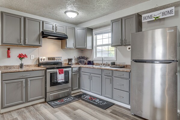 Refrigerador, parrilla de estufa, cafetera y tetera y tostadora