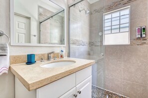 Shower, hair dryer, towels - Spacious 3BR Cabo Stay, Perfect Family Vacations (Cabo San Lucas)