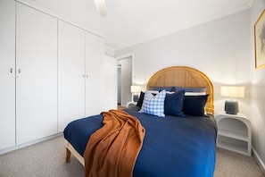 3 Schlafzimmer, Schreibtisch, Bügeleisen/Bügelbrett, WLAN