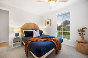 Työpöytä, silitysrauta/-lauta, Wi-Fi, vuodevaatteet