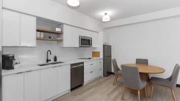 Full-size fridge, microwave, stovetop, dishwasher