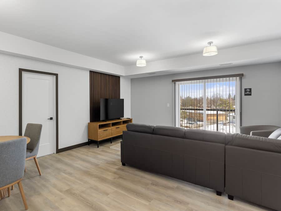 Suite familiar, balcón | Zona de estar | Smart TV de 55 pulgadas con canales por cable