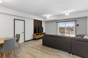 Suite familiar, balcón | Área de sala de estar