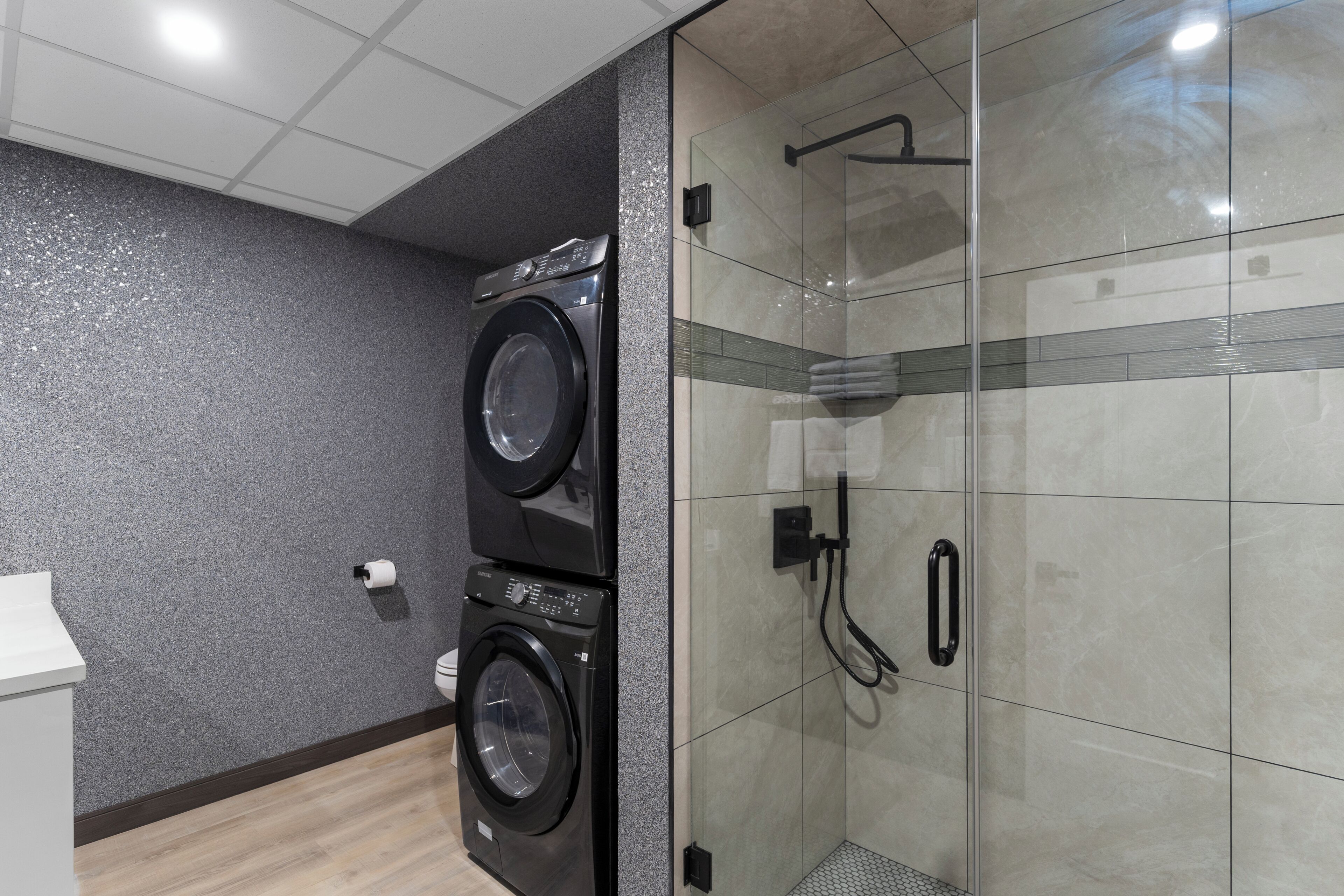 Suite – deluxe, tilgjengelighetstilpasset badekar, balkong | Bad | Dusj, hårføner, håndklær og såpe