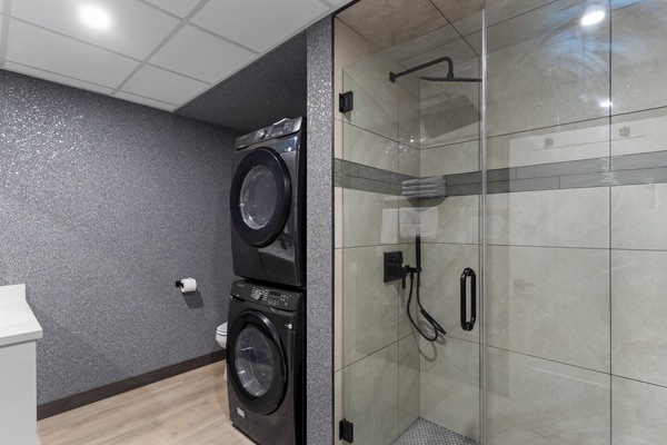 Deluxe Suite, Accessible Bathtub, Balcony | Bathroom | Shower, hair dryer, towels, soap
