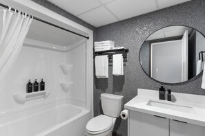 Suite familiar, balcón | Baño | Regadera, secadora de cabello, toallas, jabón 