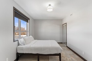 Suite familiar, balcón | Decoración personalizada y muebles diferentes 