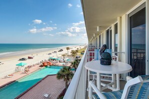 Property grounds - Oceanfront 4th-Floor Studio w/ Balcony, Pool & Walk to Boardwalk (Daytona Beach)