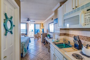 Frigorífico, microondas, placa de cocina y lavavajillas
