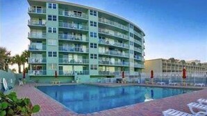 Ein mehrstöckiges Hotel mit Schwimmbereich.