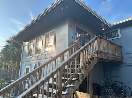 Exterior detail. Siesta Key Studio close to beaches, city, and airport.