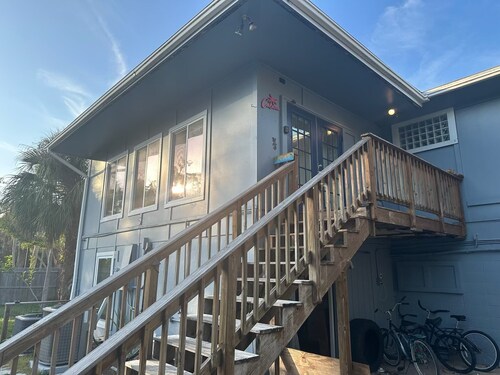 Siesta Key Studio close to beaches, city, and airport.