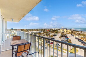 Property grounds - Romantic Oceanview Studio w/ Balcony, Pool & Walkable Attractions (Daytona Beach)
