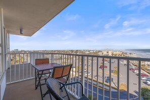 Property grounds - Romantic Oceanview Studio w/ Balcony, Pool & Walkable Attractions (Daytona Beach)