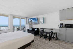 1 bedroom, iron/ironing board, free WiFi, bed sheets - Romantic Oceanview Studio w/ Balcony, Pool & Walkable Attractions (Daytona Beach)