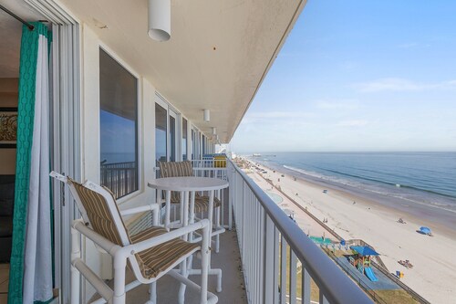 Oceanfront Studio w/ Balcony, Pool & Hot Tub Access