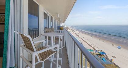 Oceanfront Studio w/ Balcony, Pool & Hot Tub Access