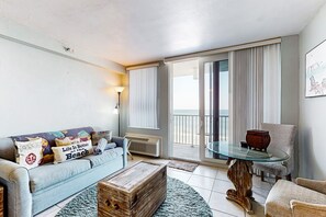 Smart TV - Beachfront Studio w/ Balcony, Pool & Gym Access in Heart of Daytona (Daytona Beach)