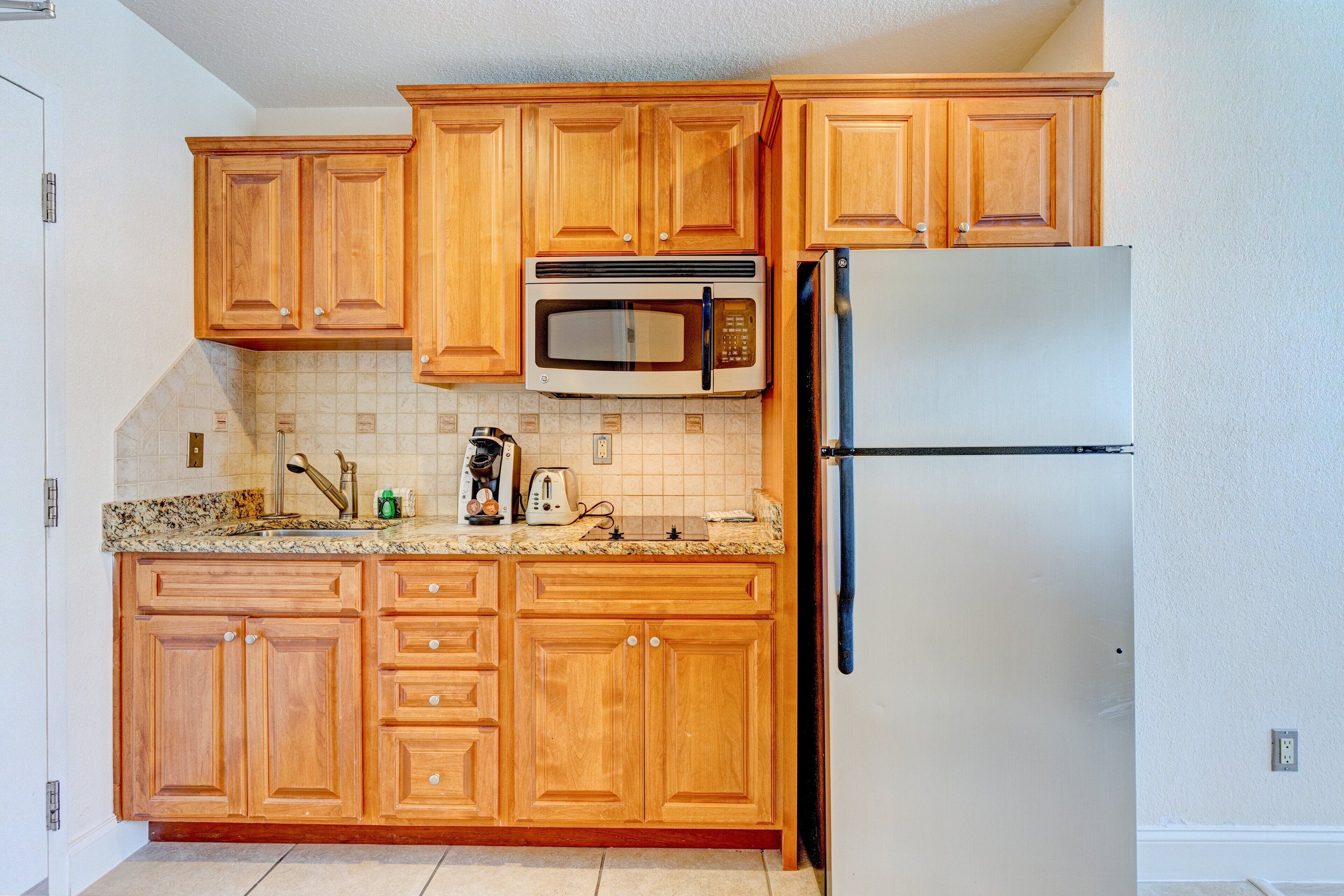 Réfrigérateur, four à micro-ondes, surface de cuisson, lave-vaisselle