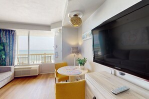Smart TV - Oceanfront Studio with Balcony Views & Walkable to Daytona Attractions (Daytona Beach)