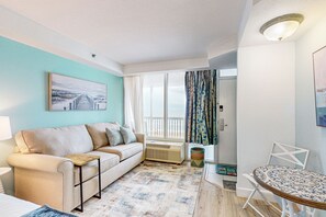 Smart TV - Beachfront Studio | Sunrise Balcony + Pools | Walk to Shops & Dining (Daytona Beach)